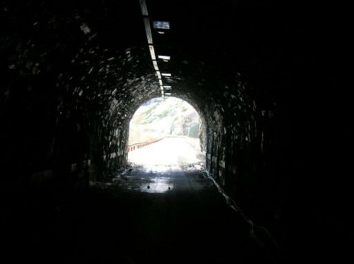 Donkere oude tunnel op de zuidklim van de steliopas