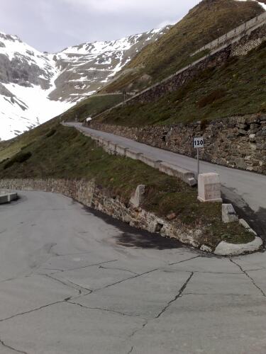 Passo Stelvio 130 KM bord met uitzicht op de top - klik voor vergroting